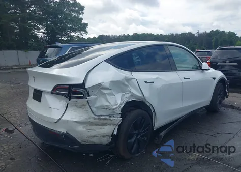 2024 Tesla Model Y Long Range Dual Motor All-Wheel Drive z USA, uszkodzony, nr VIN 7SAYGDEE7RF130028